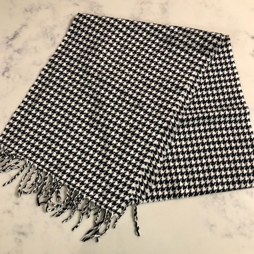 EUC Black & White Houndstooth Scarf